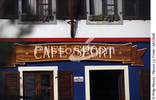 The Café Sport "Chez Peter" in Horta. - © Philip Plisson / Plisson La Trinité / AA10648 - Photo Galleries - Window