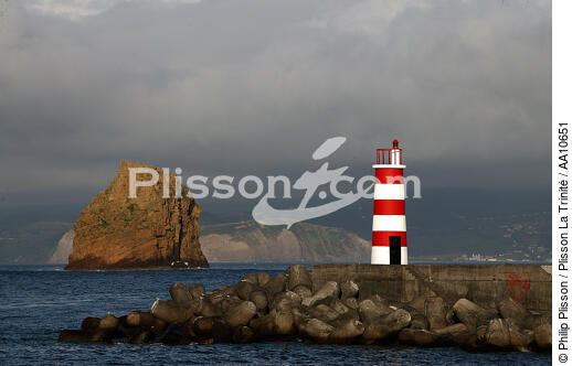 Pico Island in the Azores. - © Philip Plisson / Plisson La Trinité / AA10651 - Photo Galleries - Grey sky