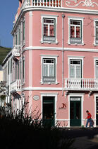 Maison colorée à Horta aux Açores. © Philip Plisson / Plisson La Trinité / AA10673 - Nos reportages photos - Boutique