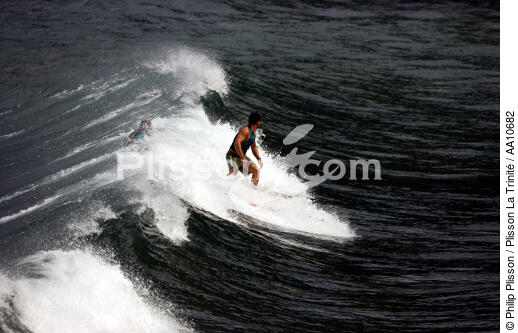 Surfeur sur l'île Faial aux Açores. - © Philip Plisson / Plisson La Trinité / AA10682 - Nos reportages photos - Homme