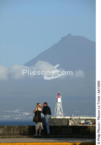 Couple devant le volcan Pico aux Açores. - © Philip Plisson / Plisson La Trinité / AA10685 - Nos reportages photos - Les îles de Faial et Pico aux Açores