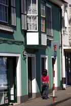 Dans les rues d' Horta aux Açores. © Philip Plisson / Plisson La Trinité / AA10700 - Nos reportages photos - Femme