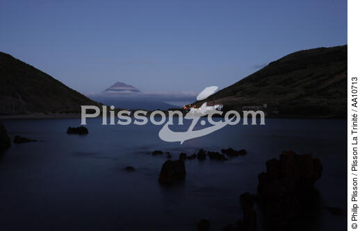 Nuit sur l' île Faial aux Açores. - © Philip Plisson / Plisson La Trinité / AA10713 - Nos reportages photos - Les îles de Faial et Pico aux Açores