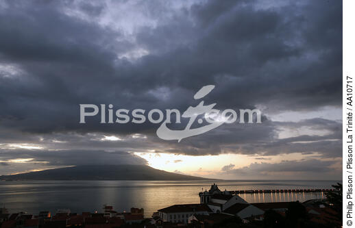 Lumière sur le volcan Pico aux Açores. - © Philip Plisson / Plisson La Trinité / AA10717 - Nos reportages photos - Ciel gris