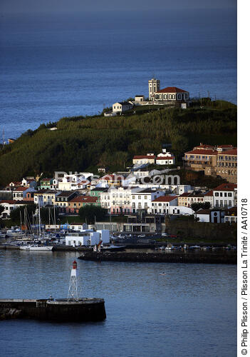 Le port d'Horta aux Açores. - © Philip Plisson / Plisson La Trinité / AA10718 - Nos reportages photos - Feu de port