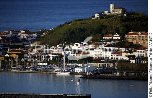 Vue sur le port d' Horta aux Açores. - © Philip Plisson / Plisson La Trinité / AA10719 - Nos reportages photos - Feu de port