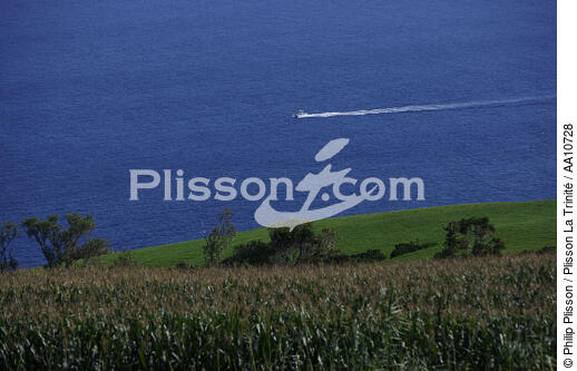 Seascape of Faial Island in the Azores. - © Philip Plisson / Plisson La Trinité / AA10728 - Photo Galleries - Wake
