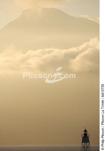 Feu de port d'Horta devant le volcan Pico. - © Philip Plisson / Plisson La Trinité / AA10735 - Nos reportages photos - Volcan