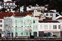Maison colorée à Horta aux Açores. © Philip Plisson / Plisson La Trinité / AA10739 - Nos reportages photos - Digue