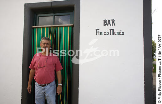 Le bar de la fin du monde sur Faial aux Açores. - © Philip Plisson / Plisson La Trinité / AA10757 - Nos reportages photos - Homme