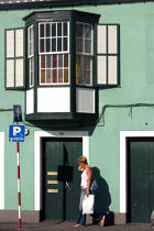 Dans les rues d' Horta aux Açores. © Philip Plisson / Plisson La Trinité / AA10761 - Nos reportages photos - Fenêtre