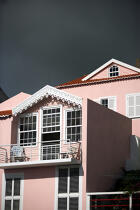Façade d'une maison à Horta aux Açores. © Philip Plisson / Plisson La Trinité / AA10762 - Nos reportages photos - Fenêtre