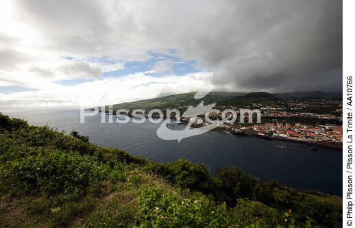 Vue sur la ville d'Horta aux Açores. - © Philip Plisson / Plisson La Trinité / AA10766 - Nos reportages photos - Plante