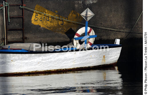 Canot de pêche dans le port d' Horta aux Açores. - © Philip Plisson / Plisson La Trinité / AA10791 - Nos reportages photos - Reflet
