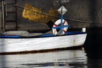 Canot de pêche dans le port d' Horta aux Açores. © Philip Plisson / Plisson La Trinité / AA10791 - Nos reportages photos - Bouée de sauvetage