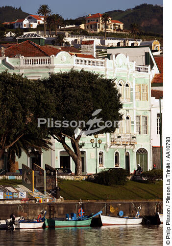 Vue sur la ville d' Horta aux Açores. - © Philip Plisson / Plisson La Trinité / AA10793 - Nos reportages photos - Barrage
