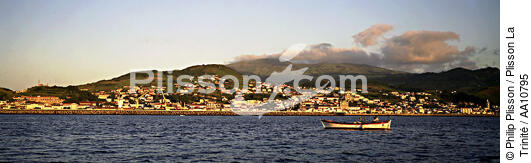 Vue sur la ville d' Horta aux Açores. - © Philip Plisson / Plisson La Trinité / AA10795 - Nos reportages photos - Homme