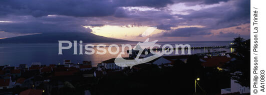 Coucher de soleil sur Horta aux Açores. - © Philip Plisson / Plisson La Trinité / AA10803 - Nos reportages photos - Faial