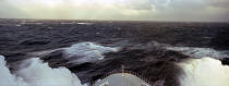 Le Queen Mary 2 dans le gros temps. © Philip Plisson / Plisson La Trinité / AA10976 - Nos reportages photos - Gros temps