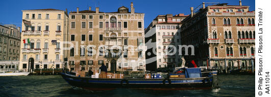 Transport de marchanfises dans la ville de Venise. - © Philip Plisson / Plisson La Trinité / AA11014 - Nos reportages photos - Venise sous tous les angles