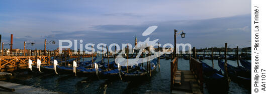 Gondolas in Venice. - © Philip Plisson / Plisson La Trinité / AA11017 - Photo Galleries - Gondola