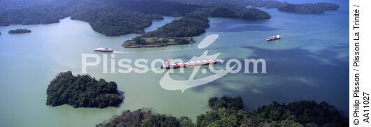 Le Levant dans le canal de Panama. - © Philip Plisson / Plisson La Trinité / AA11027 - Nos reportages photos - Site [Panama]