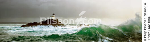 Le phare de Tevennec dans le Raz de Sein. - © Philip Plisson / Plisson La Trinité / AA11084 - Nos reportages photos - Gros temps