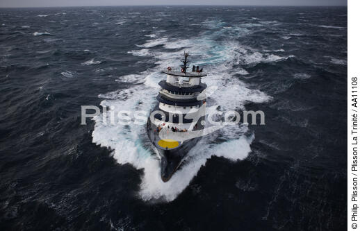 The tug boat Abeille Bourbon. - © Philip Plisson / Plisson La Trinité / AA11108 - Photo Galleries - Iroise Sea [The]