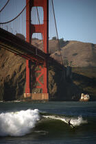 Surf sous le pont du Golden Gate en baie de San Francisco. © Philip Plisson / Plisson La Trinité / AA11187 - Nos reportages photos - Sport nautique