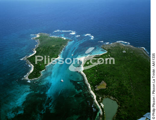 Petite Terre in the Guadeloupe. - © Philip Plisson / Plisson La Trinité / AA11335 - Photo Galleries - Cruising catamaran