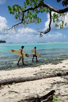 Surfers in Tahiti. © Philip Plisson / Plisson La Trinité / AA11353 - Photo Galleries - Tahiti