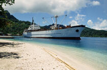 Cargo ship in Tahiti. © Philip Plisson / Plisson La Trinité / AA11354 - Photo Galleries - Tahiti
