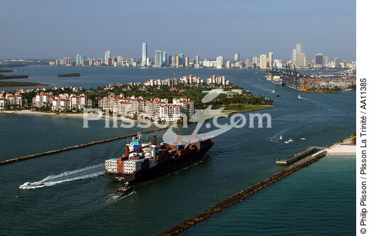 Porte-conteneurs à Miami. - © Philip Plisson / Plisson La Trinité / AA11385 - Nos reportages photos - Porte-conteneurs