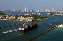 Porte-conteneurs à Miami. © Philip Plisson / Plisson La Trinité / AA11385 - Nos reportages photos - Le CMA CGM Marco Polo