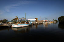 Bateau à quai dans les Iles Keys en Floride. © Philip Plisson / Plisson La Trinité / AA11408 - Nos reportages photos - Ciel bleu