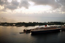 Le Queen Mary 2 à Miami. © Philip Plisson / Plisson La Trinité / AA11419 - Nos reportages photos - Ville [Floride]