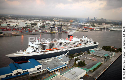 The Queen Mary 2 in Miami. - © Philip Plisson / Plisson La Trinité / AA11420 - Photo Galleries - Miami