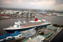 Le Queen Mary 2 à Miami. © Philip Plisson / Plisson La Trinité / AA11420 - Nos reportages photos - Ville [Floride]