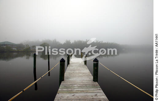 Ponton in the mist. - © Philip Plisson / Plisson La Trinité / AA11441 - Photo Galleries - Miami