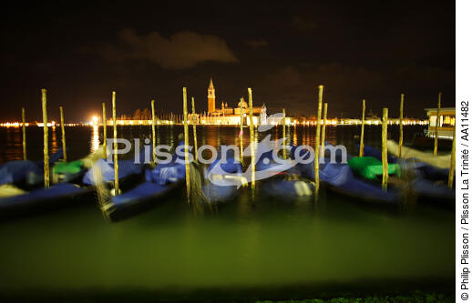 Gondoles devant le campanile de Venise. - © Philip Plisson / Plisson La Trinité / AA11482 - Nos reportages photos - Venise sous tous les angles