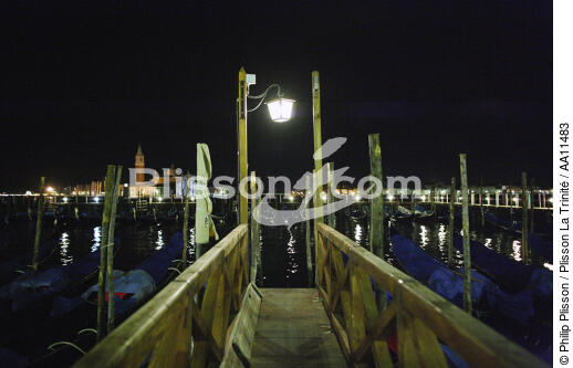 Ponton à Venise. - © Philip Plisson / Plisson La Trinité / AA11483 - Nos reportages photos - Venise sous tous les angles