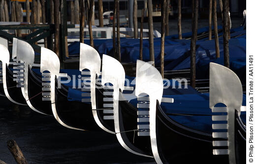 Gondoles à Venise. - © Philip Plisson / Plisson La Trinité / AA11491 - Nos reportages photos - Gondole