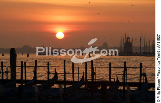 Coucher de soleil sur Venise. - © Philip Plisson / Plisson La Trinité / AA11527 - Nos reportages photos - Venise sous tous les angles
