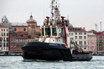 Tug boat in Venice. © Philip Plisson / Plisson La Trinité / AA11530 - Photo Galleries - Venice like never seen before