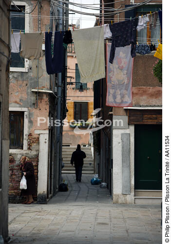 Ruelle de Venise. - © Philip Plisson / Plisson La Trinité / AA11534 - Nos reportages photos - Venise sous tous les angles