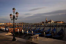 Gondoles à Venise. © Philip Plisson / Plisson La Trinité / AA11551 - Nos reportages photos - Ville