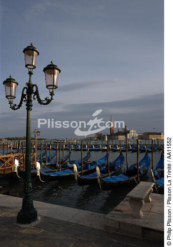 Gondoles à Venise. - © Philip Plisson / Plisson La Trinité / AA11552 - Nos reportages photos - Venise sous tous les angles