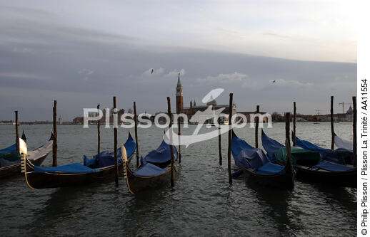 Gondoles à Venise. - © Philip Plisson / Plisson La Trinité / AA11554 - Nos reportages photos - Gondole