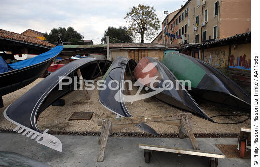Construction navale à Venise. - © Philip Plisson / Plisson La Trinité / AA11565 - Nos reportages photos - Gondole