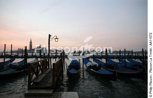 Gondoles à Venise. - © Philip Plisson / Plisson La Trinité / AA11572 - Nos reportages photos - Venise sous tous les angles